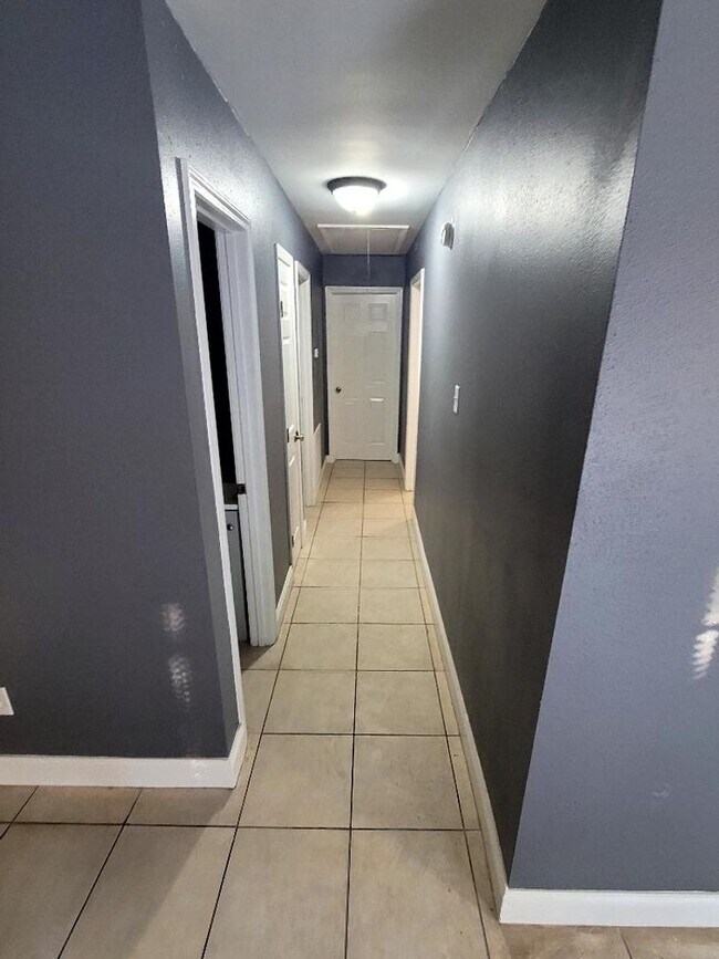 Foto del edificio - 13231 Curran Rd
