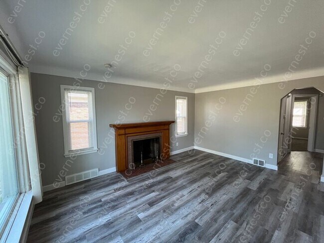 Building Photo - 15516 Lincoln Ave