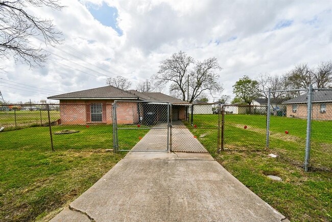 Building Photo - 5115 Fairchild St