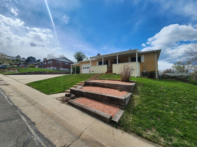 Foto del edificio - Spacious & Updated Home in Lakewood's Prem...