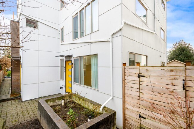 Building Photo - Leschi New Construction 5-Bedroom Townhouse