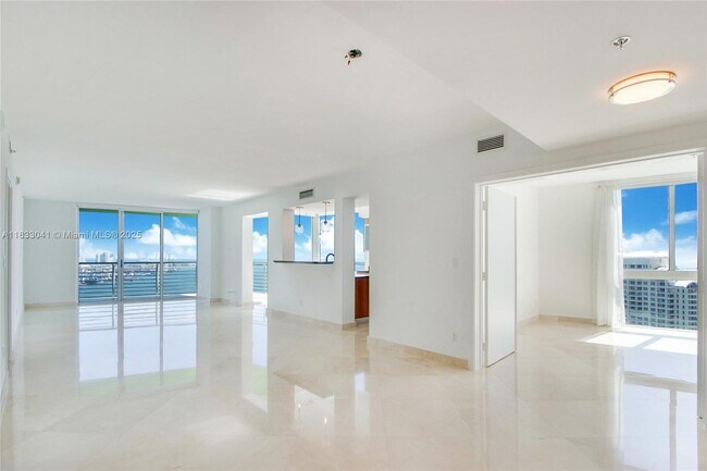 Foto del edificio - 335 S Biscayne Blvd