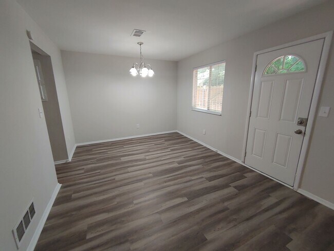 Building Photo - Charming 3 Bdrm/2 Bath Townhome - Availabl...