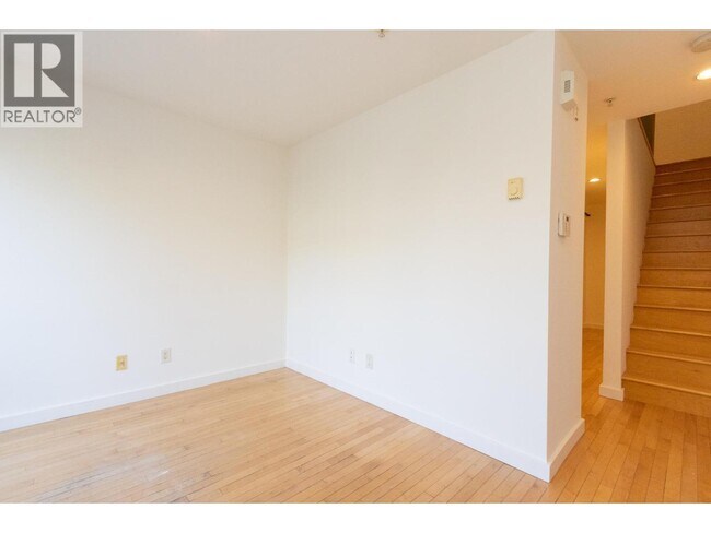 Photo du bâtiment - 682 W 16th Ave