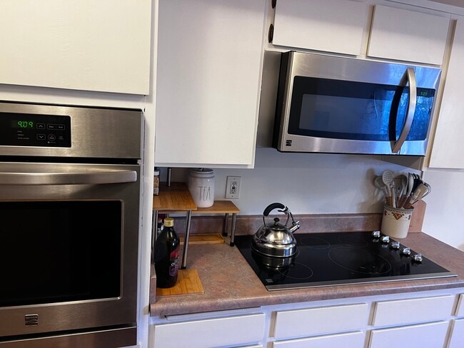 Building Photo - 5870 Green Valley Cir