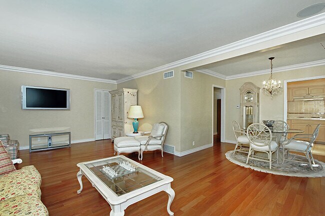 Sala de estar - 1233 N Columbus Ave