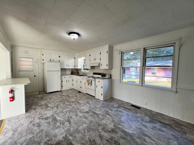 Foto del edificio - 3 Bed, 1 Bath, Brick Ranch with Attached Carport