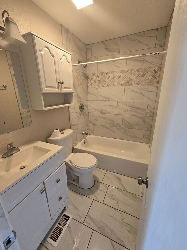 Building Photo - Beautiful 3BD/1BA