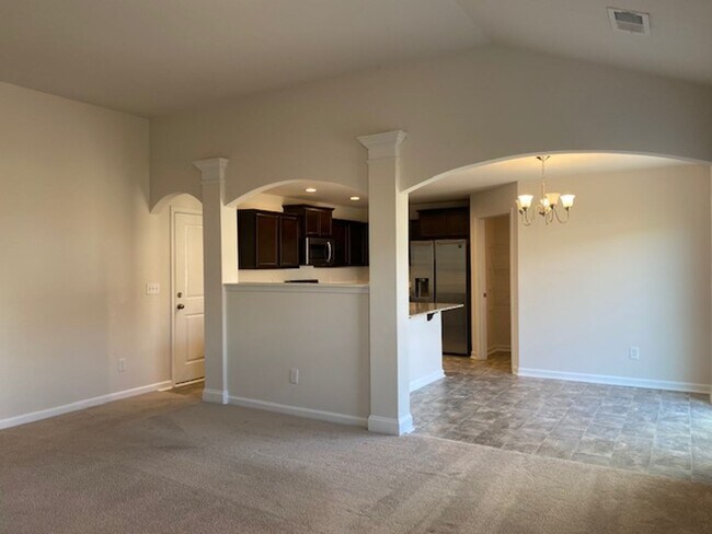 Building Photo - ADORABLE SINGLE STORY HOME WITH TWO CAR GA...