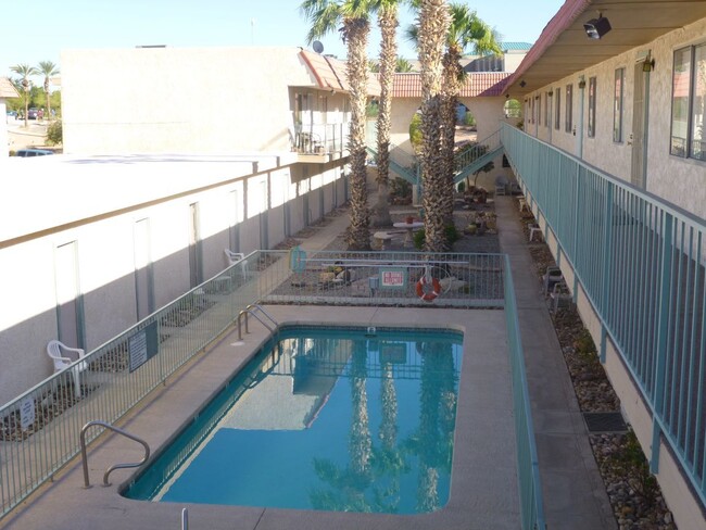 Building Photo - 1 Bedroom With Community Pool and Garage P...