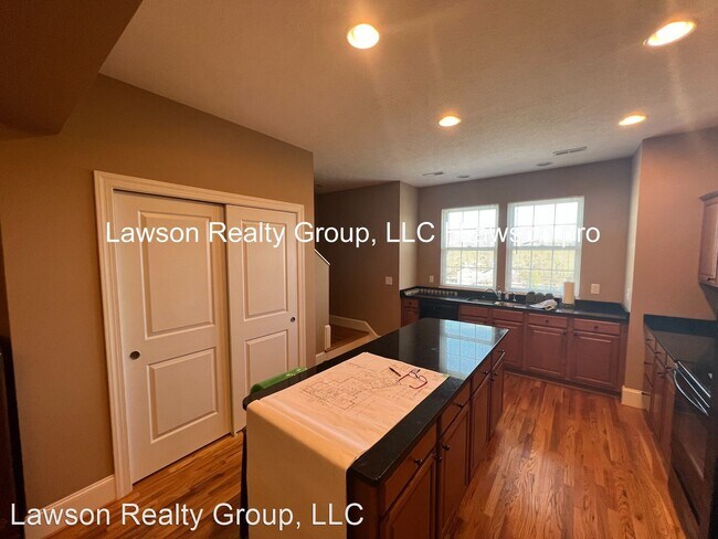 Building Photo - 2 br, 2.5 bath House - 3917 Colonial Green...