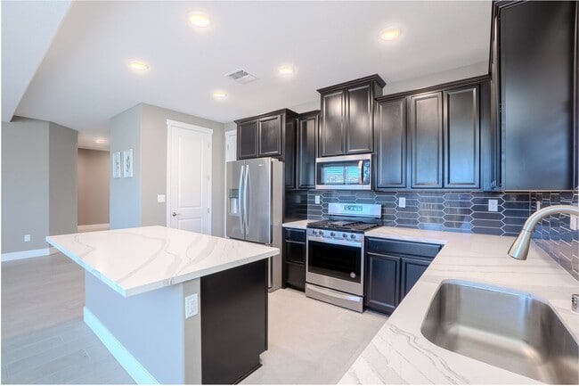 Foto del edificio - Fully furnished 3 bedroom / 3 bathroom plus an office.