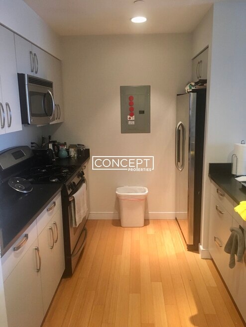 Building Photo - 601 Albany St