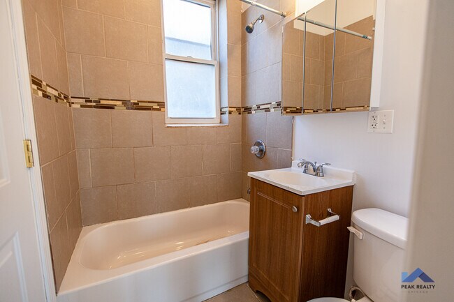 Foto del edificio - 2407 N Spaulding Ave