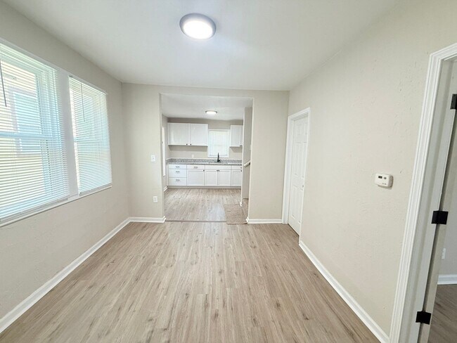 Foto del edificio - Renovated 3-Bedroom Home – We Welcome Sect...