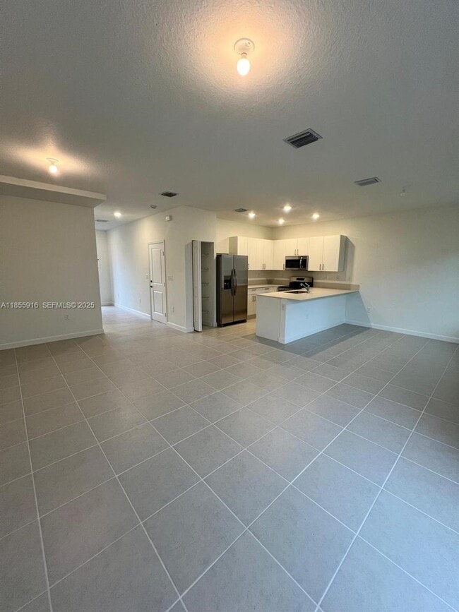 Building Photo - 645 SE 14th Ct