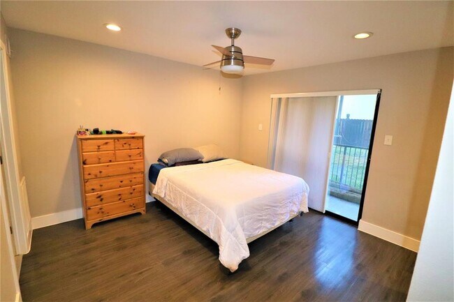 Building Photo - 935 La Posada Dr