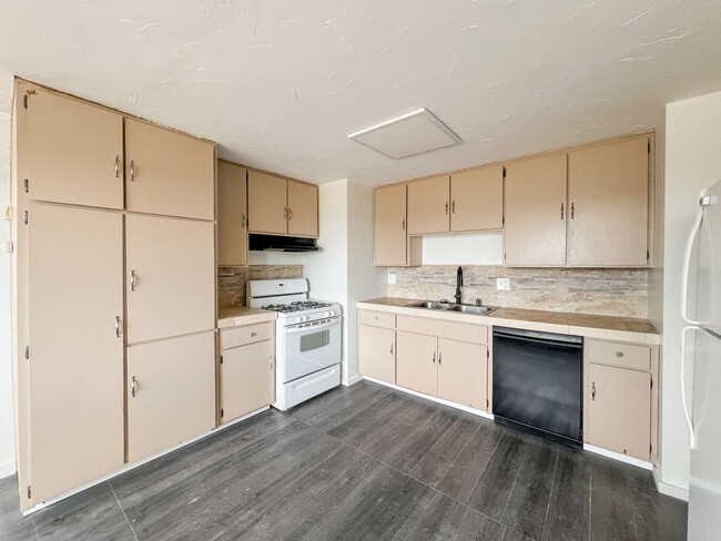 Building Photo - A Newly Remodeled 3 Bedroom Home with Gorg...