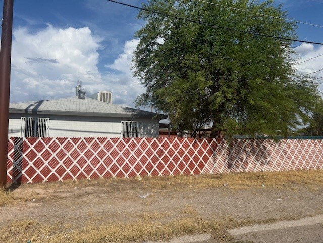 Building Photo - 5602 E 23rd St