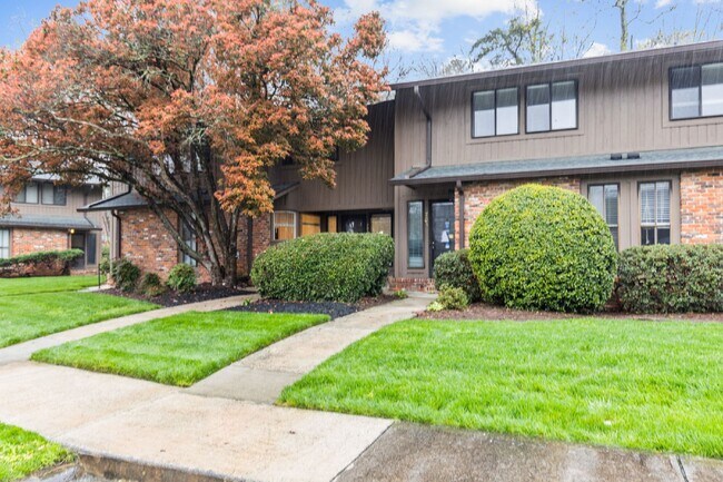 Building Photo - Available August 20th - 3 bedroom condo - ...
