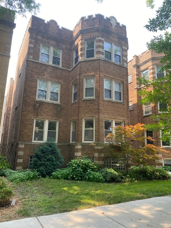 Building Photo - 2025 W Berwyn Ave