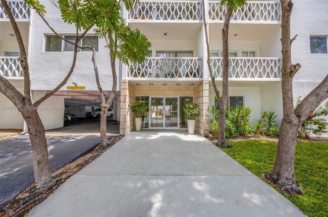 Building Photo - 10001 W Bay Harbor Dr