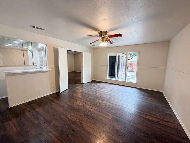Building Photo - 722 S Forest Ln