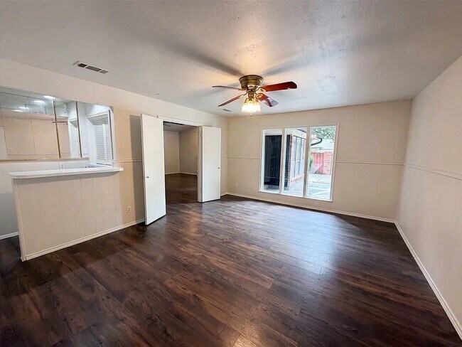 Foto del edificio - 722 S Forest Ln