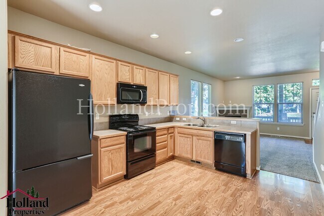 Building Photo - Stunning End-Unit Townhouse with Over 1,40...