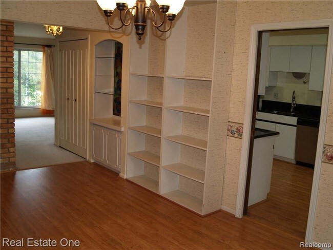 Foto del edificio - 150 E Long Lake Rd