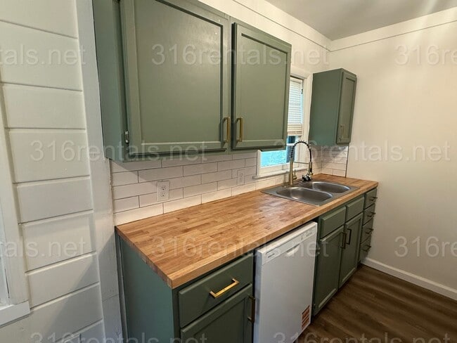 Building Photo - $1000 3 bedroom / 1 bathroom - Single Fami...