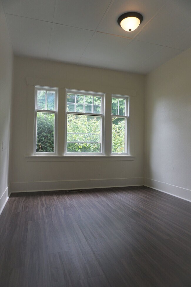 Foto del edificio - Centrally Located 3-bedroom, 1-bathroom in the Columbia Neighborhood.