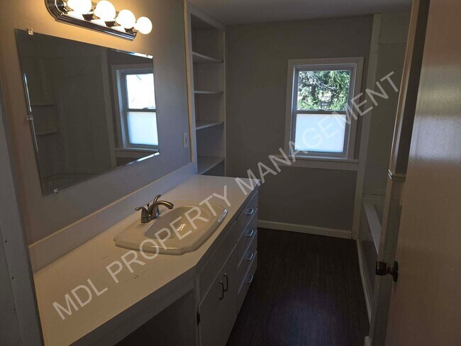 Foto del edificio - Spacious 3-Bedroom Home