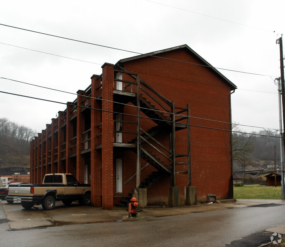 Building Photo - 702 Elm St