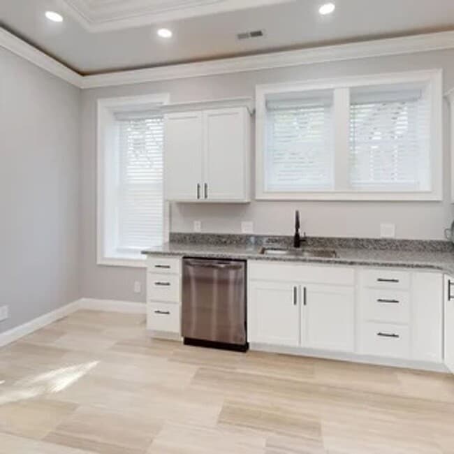 Building Photo - Renovated 8BR/6BA Home Near UTK | $1,290/B...