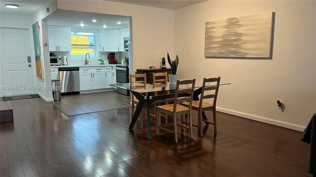Foto del edificio - 2061 NE 123rd St