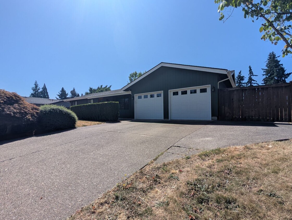 Foto principal - Wonderful 4-Bedroom, 2-Bath Home With Soli...