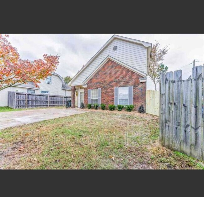 Building Photo - 7035 Laura Cir S