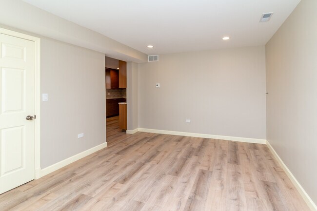 Building Photo - 8060 N Oriole Ave