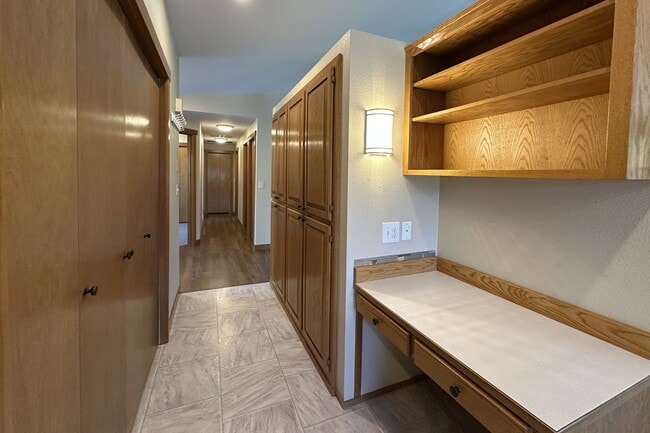 Building Photo - Beautiful Rambler in Gated Camaloch Golf c...