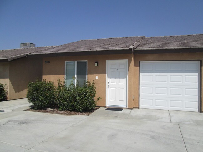 Building Photo - 608 W Day Ave