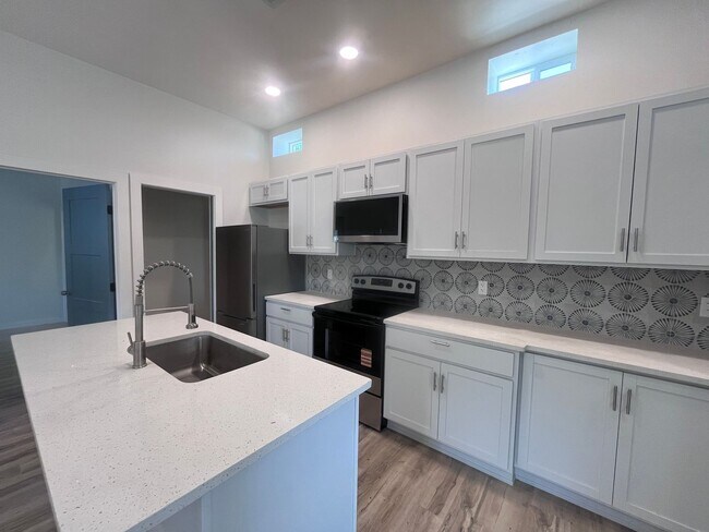 Building Photo - Just renovated! Stunning High-End Finishes!