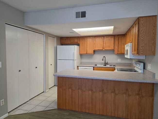 Foto del edificio - 2149 E 10th St