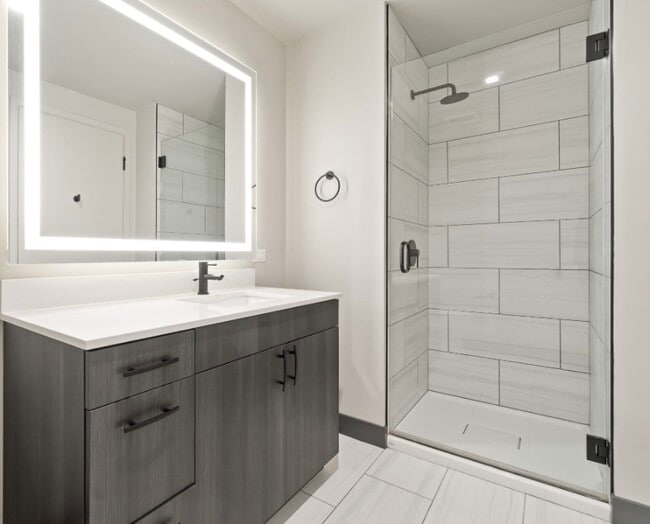 Foto del edificio - 1355 W Lake St