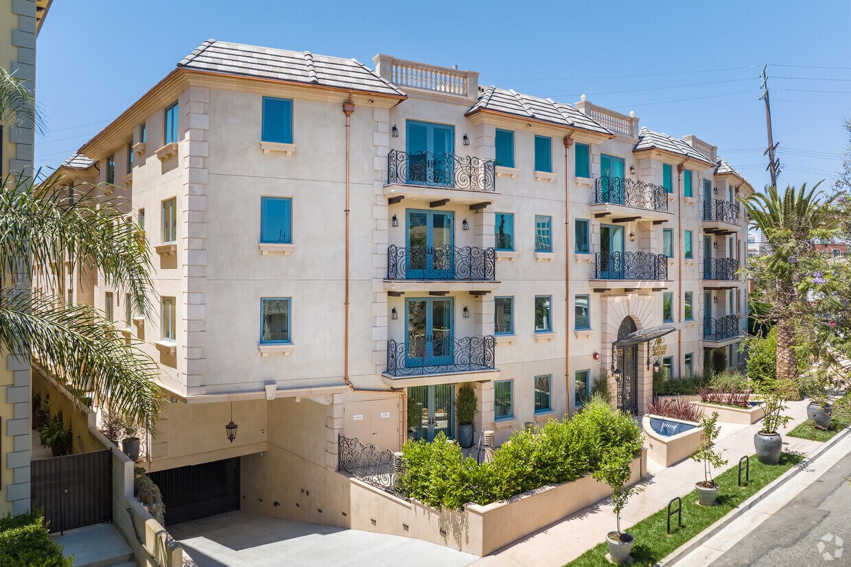 Chateau Century 1825 Pandora Ave Los Angeles, CA 90025