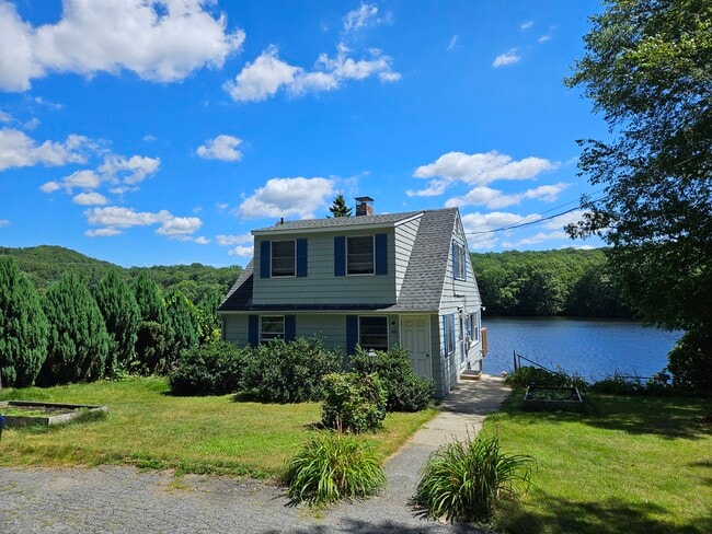 Above the lake, cul de sac privacy - 66 Long Pond Rd S