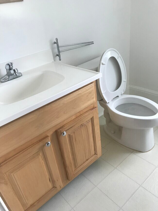 Baño completo con bañera/ducha - 124 Shippan Avenue Ext