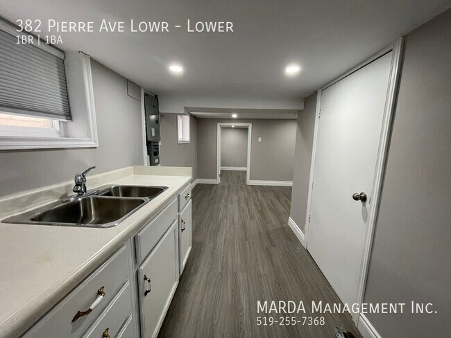 Photo du bâtiment - SPACIOUS 1BD/1BATH LOWER UNIT IN NEAR DOWNTOWN WINDSOR- ALL INCLUSIVE