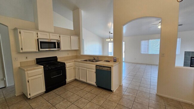 Foto del edificio - 4 Bed 2 Bath Home in SW