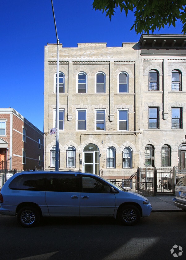Building Photo - 225 Eldert St